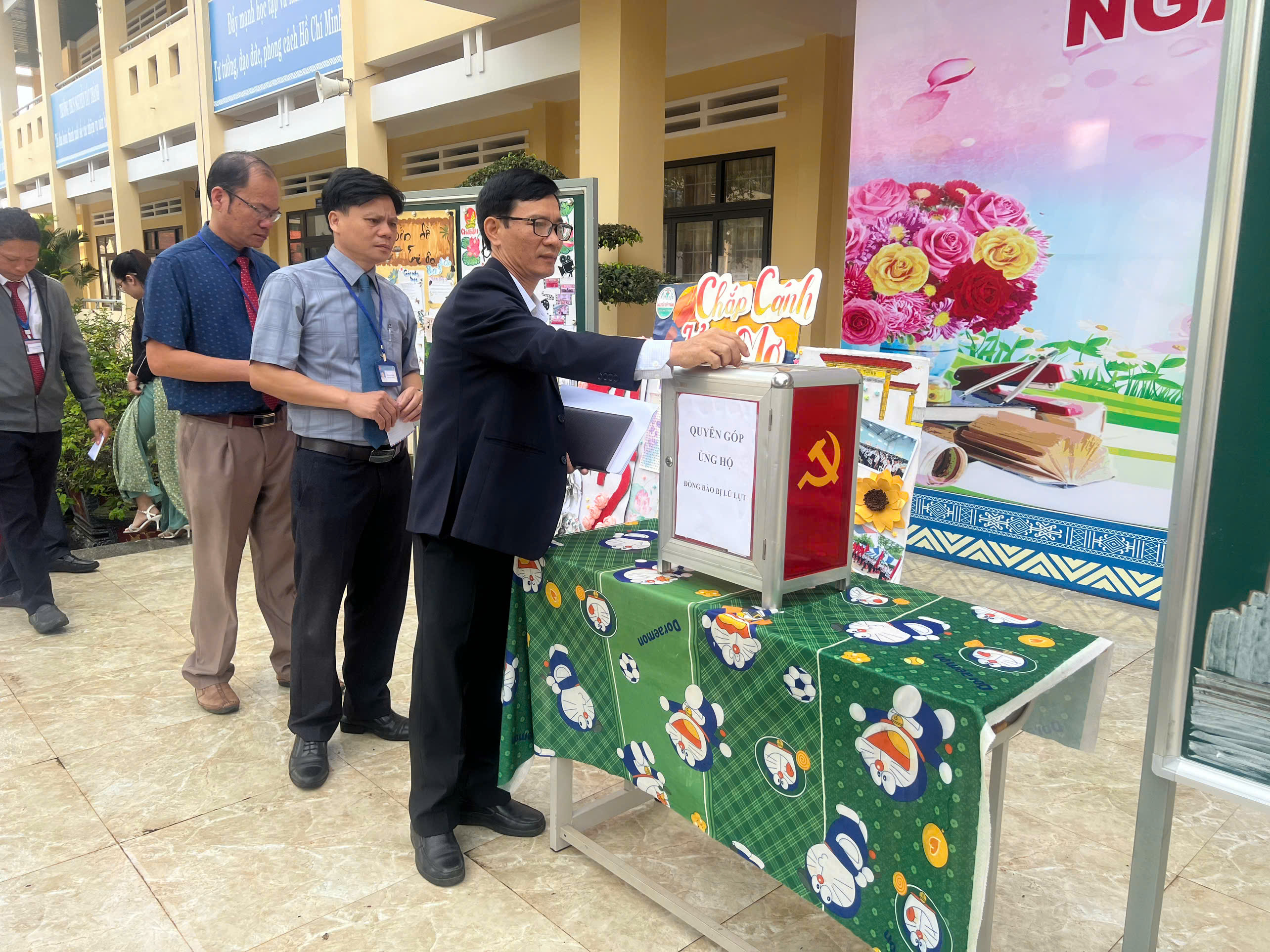 nha truong quyen gop ung ho